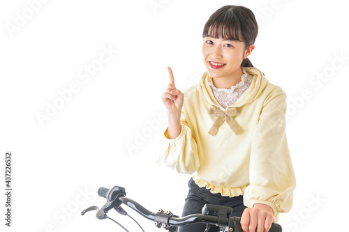 自転車を運転する若い女性