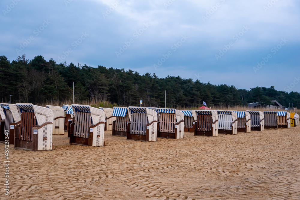Strandkörbe am Strand von Cuxhaven Sahlenburg, die auf ihre Verteilung  warten Stock-Foto | Adobe Stock
