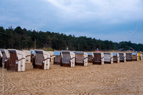 Strandkörbe am Strand von Cuxhaven Sahlenburg, die auf ihre Verteilung warten © J.Strathmann
