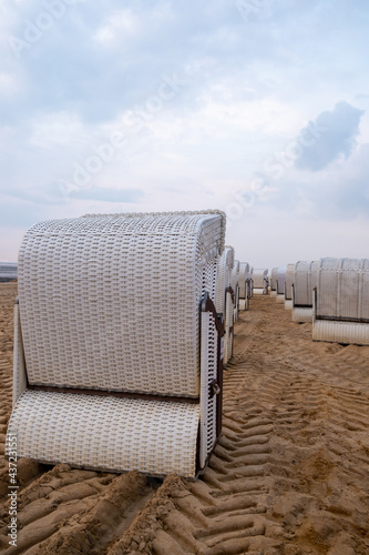 Strandkörbe am Strand von Cuxhaven Sahlenburg, die auf ihre Verteilung warten photo