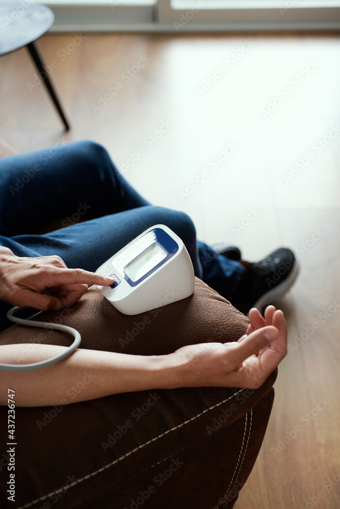 Fototapeta premium using an electronic sphygmomanometer