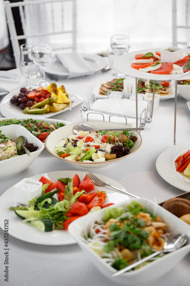 Beautifully set table in the banquet hall of the restaurant. A table with appetizers for wine, cold dishes and salads. White tablecloths and napkins
Beautifully set table in the banquet hall of the restaurant. A table with appetizers for wine, cold dishes and salads. White tablecloths and napkins