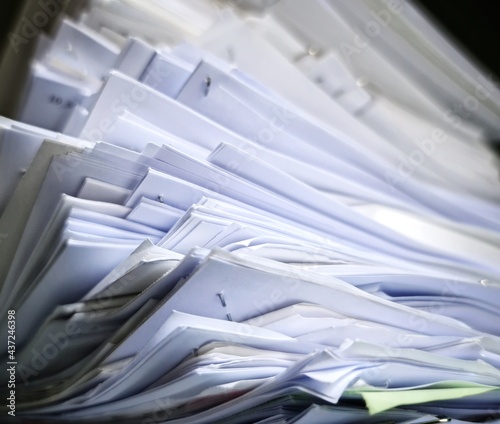 Pile de dossiers représentant la lourdeur administrative