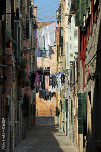 Fototapeta Naklejka Na Ścianę i Meble -  clothes hanging on a thread in a small typical street of Venice