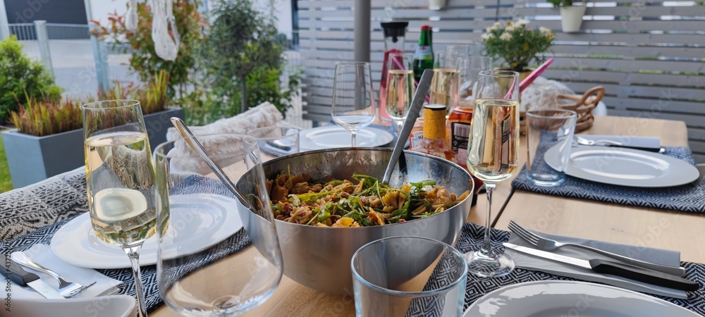 table setting, Grillen mit Freunden, gedeckter Tisch mit Sekt und Salat