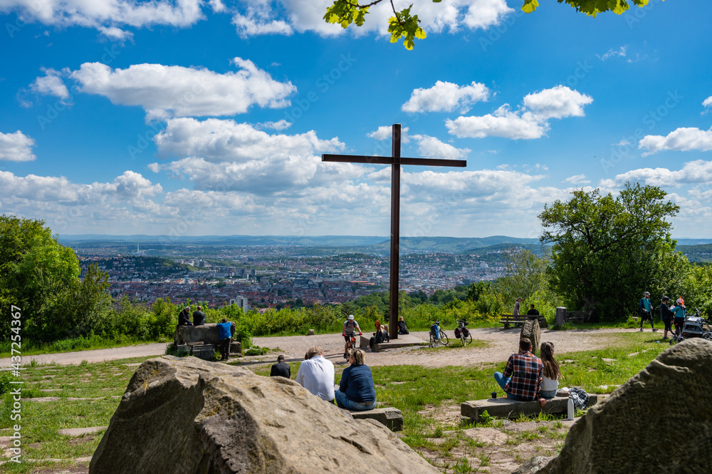 Besucher genießen Ausblick vom Birkenkopf über Landeshauptstadt Stuttgart
