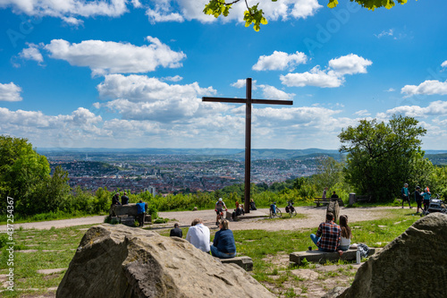 Obraz na płótnie Besucher genießen Ausblick vom Birkenkopf über Landeshauptstadt Stuttgart w salonie
