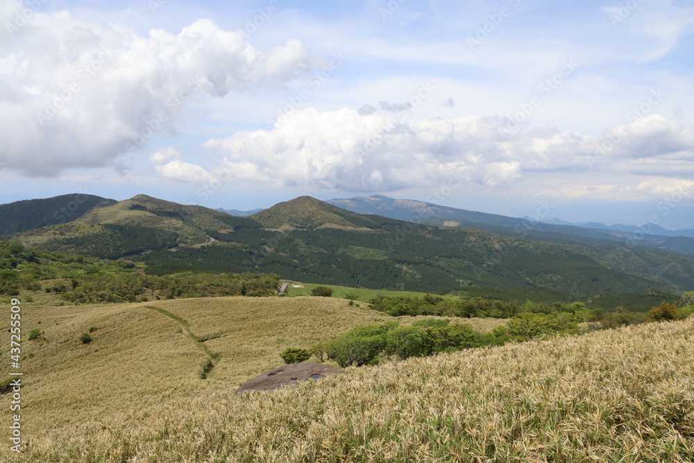 伊豆山稜歩道の風景。伊豆の山々の尾根道を歩くコース。伊豆の高原、山々を眺めを楽しみながらのウオーキング。　　仁科峠見晴台からの眺望