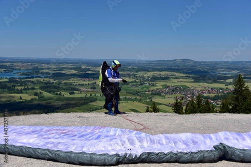 Gleitschirmfliegen, Vorbereirungen, Start und Flug im Allgäu auf der Buchenbergalm photo