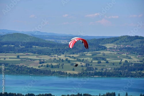 Gleitschirmfliegen, Vorbereirungen, Start und Flug im Allgäu auf der Buchenbergalm photo