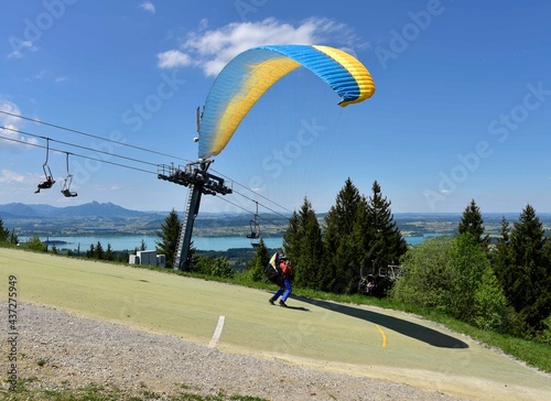 Gleitschirmfliegen, Vorbereirungen, Start und Flug im Allgäu auf der Buchenbergalm photo