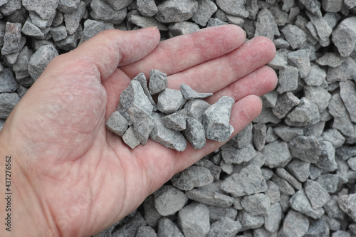 Fotografia A man holding a heap of crushed granite in his palm