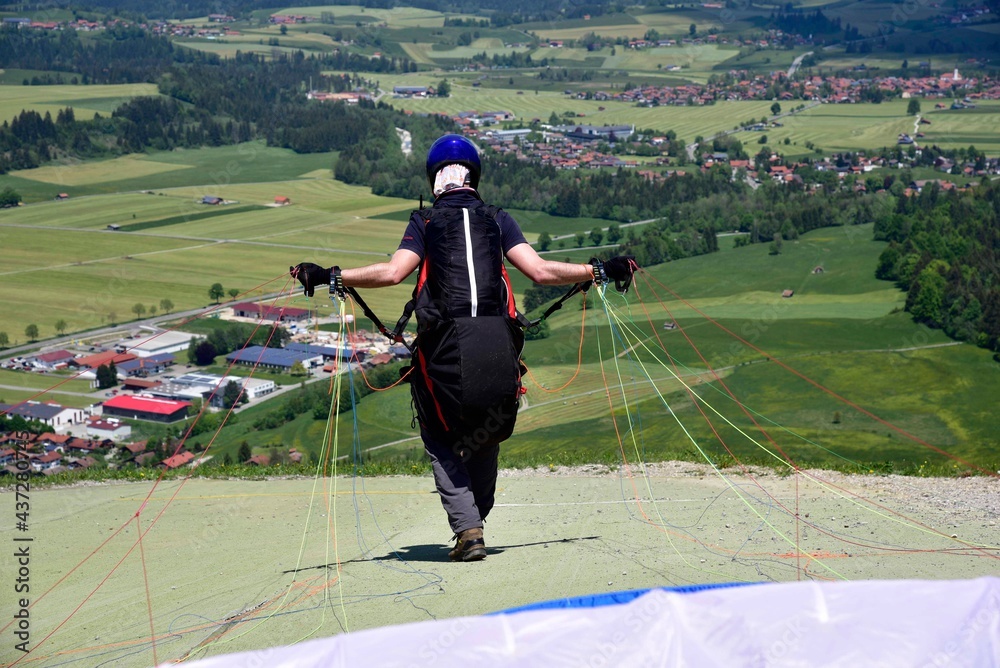Obraz premium Gleitschirmfliegen im Allgäu auf der Buchenbergalm, Vorbereitungen, Start, Flug.