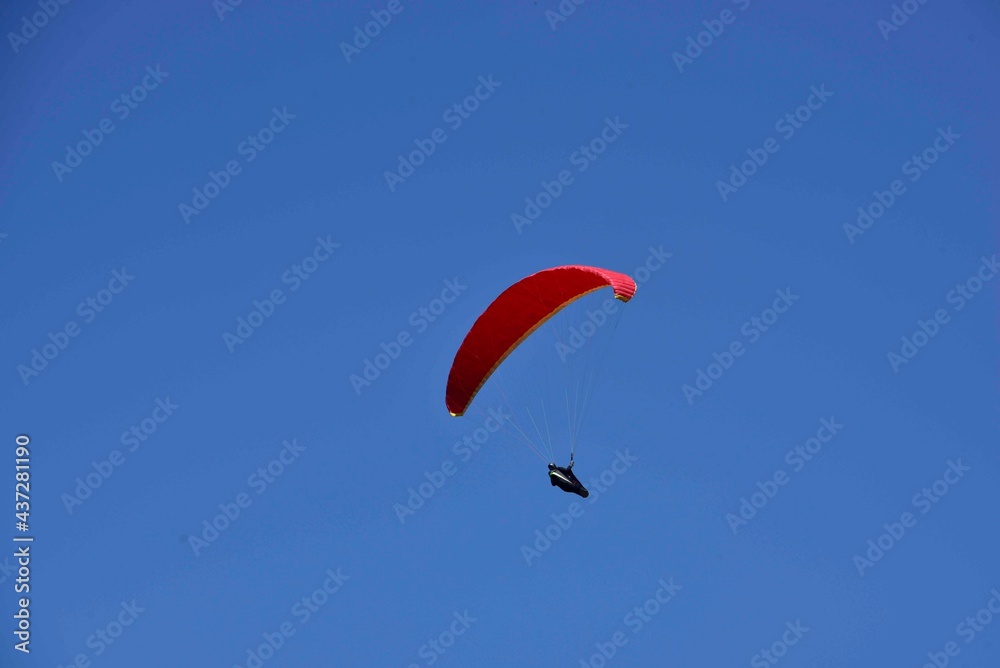 Gleitschirmfliegen im Allgäu auf der Buchenbergalm, Vorbereitungen, Start, Flug. Gleitschirmfliegen im Allgäu auf der Buchenbergalm, Vorbereitungen, Start, Flug.