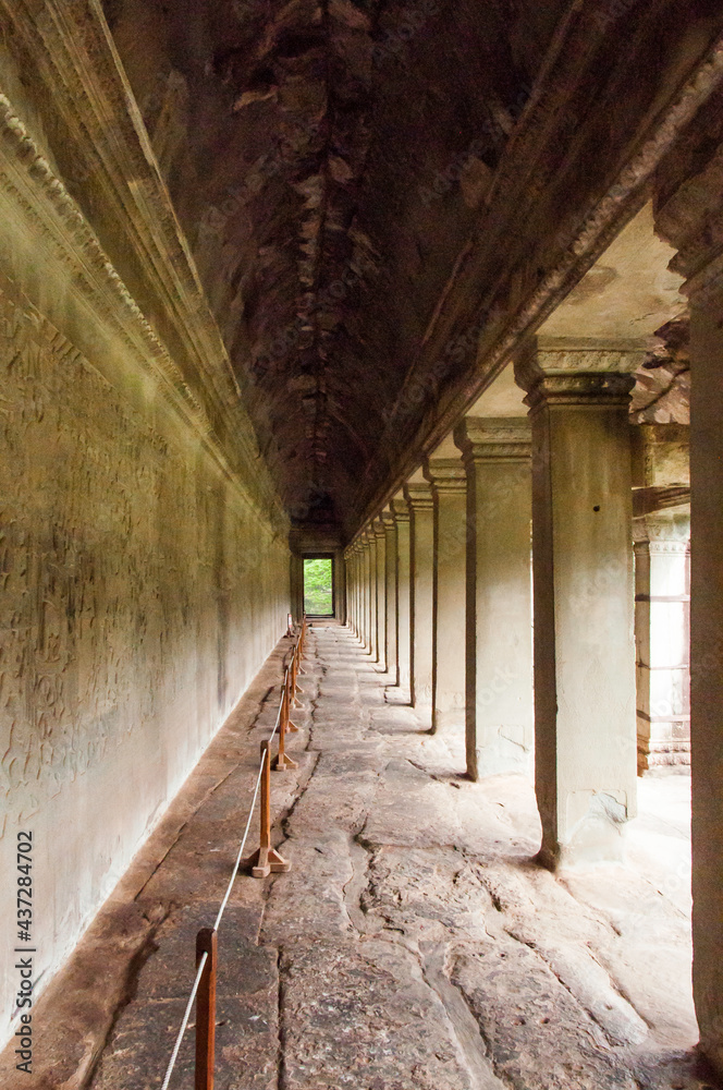 Obraz premium Kambodscha. Teil der Tempelanlage von Angkor Wat. Blick durch einen Säulengang