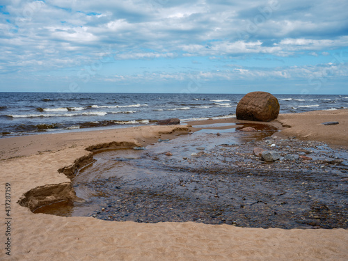 Fototapeta Naklejka Na Ścianę i Meble -  baltic sea beach with white sand and large rocks