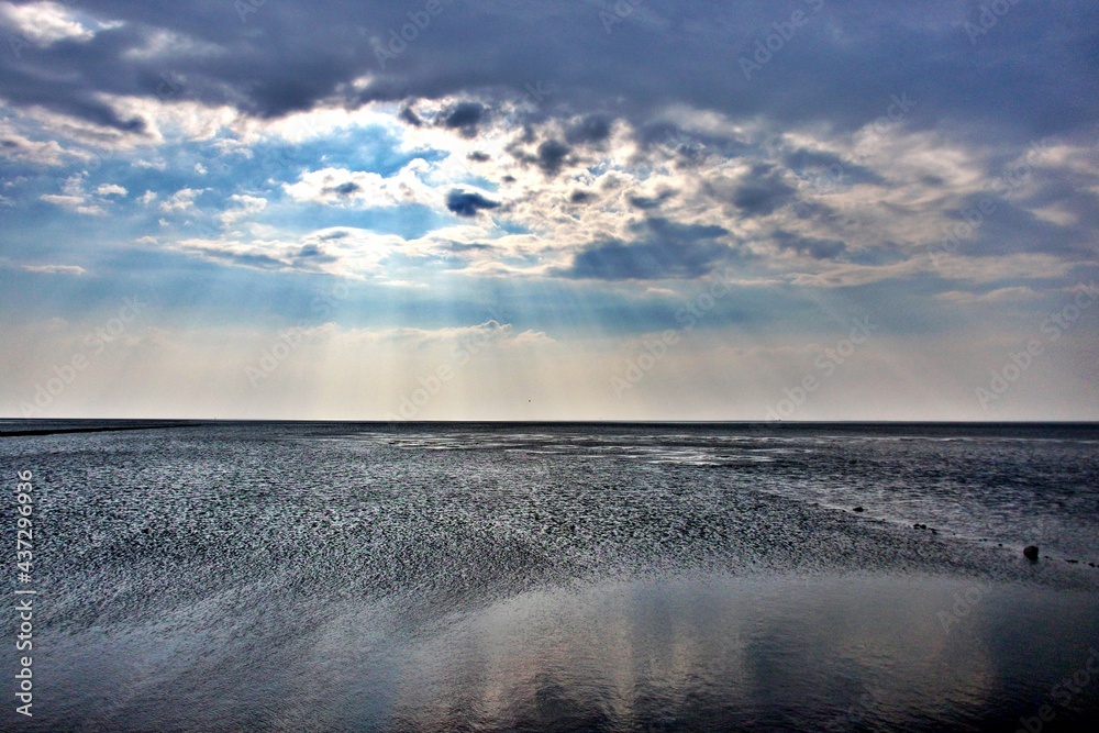 Sonne bricht durch die Wolken über dem Meer Sonne bricht durch die Wolken über dem Meer