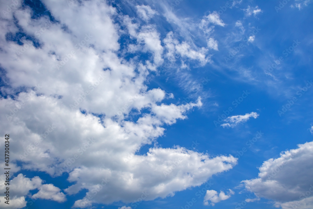 Obraz premium Chmury kłębiaste z miejscem na napis