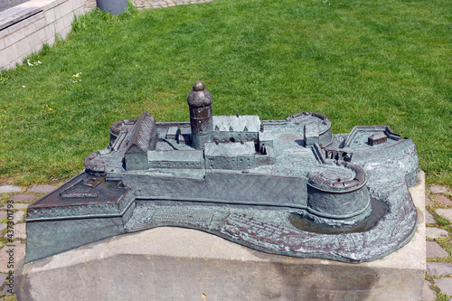 Bronze-Modell der Burg und Festung Sparrenburg photo