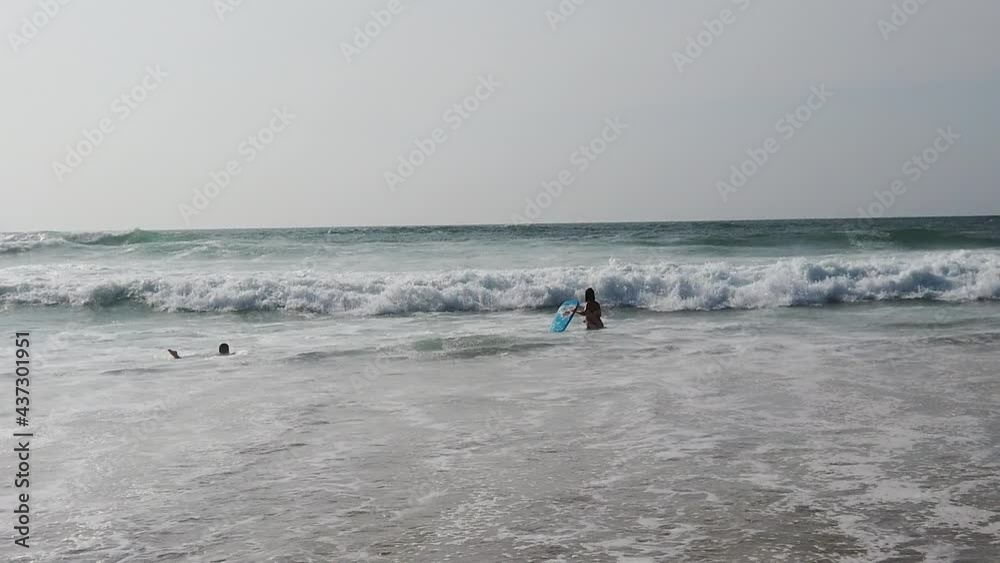 baigneur avec. body board qui passe sous une vague baigneur avec. body board qui passe sous une vague
