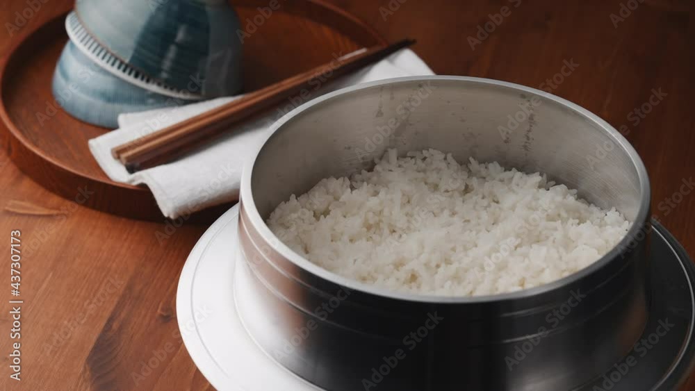 羽釜でご飯を炊く(スローモーション) 羽釜でご飯を炊く(スローモーション)