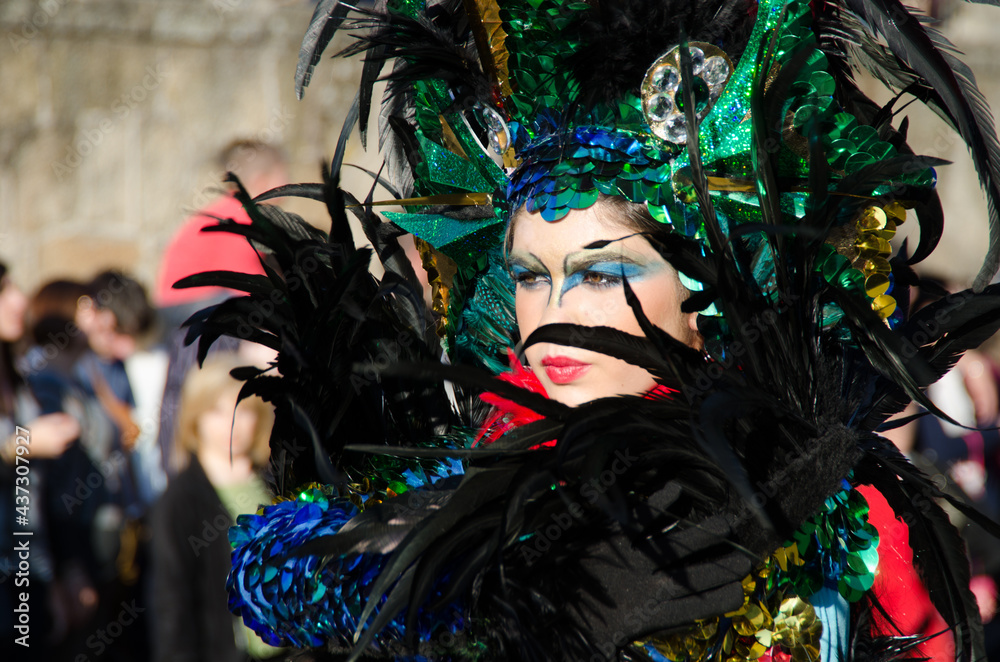 mujer disfrazada en carnaval