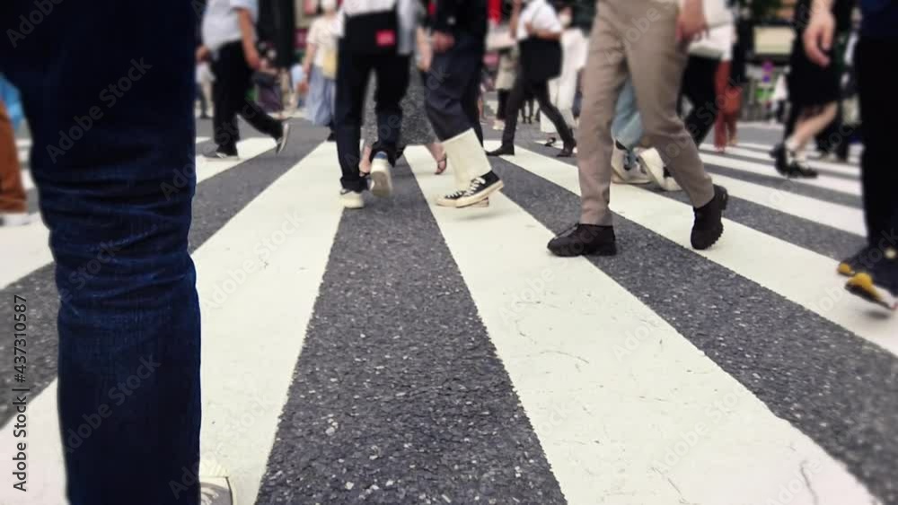 渋谷スクランブル交差点を行き交う人々 渋谷スクランブル交差点を行き交う人々