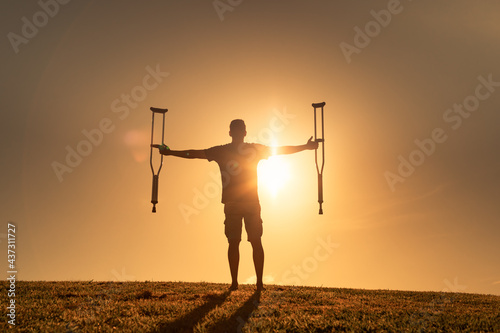 Foto Man letting go of crutches able to walk again