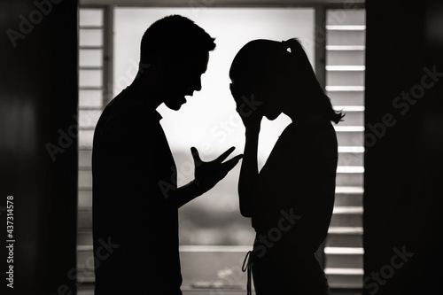 Foto nhappy crying frightened woman and aggressive man quarrelling at home