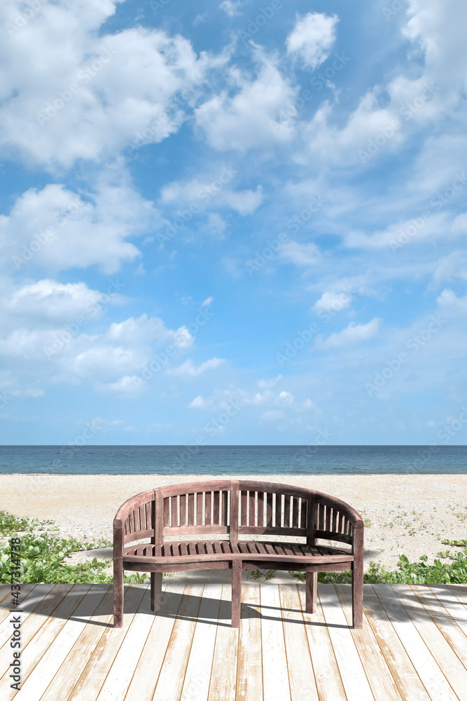 白いデッキに木のベンチ、午後のビーチリゾート