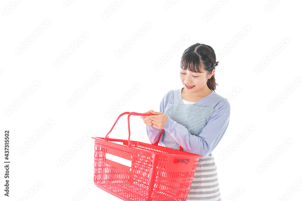 スーパーで買い物をする若い主婦 スーパーで買い物をする若い主婦