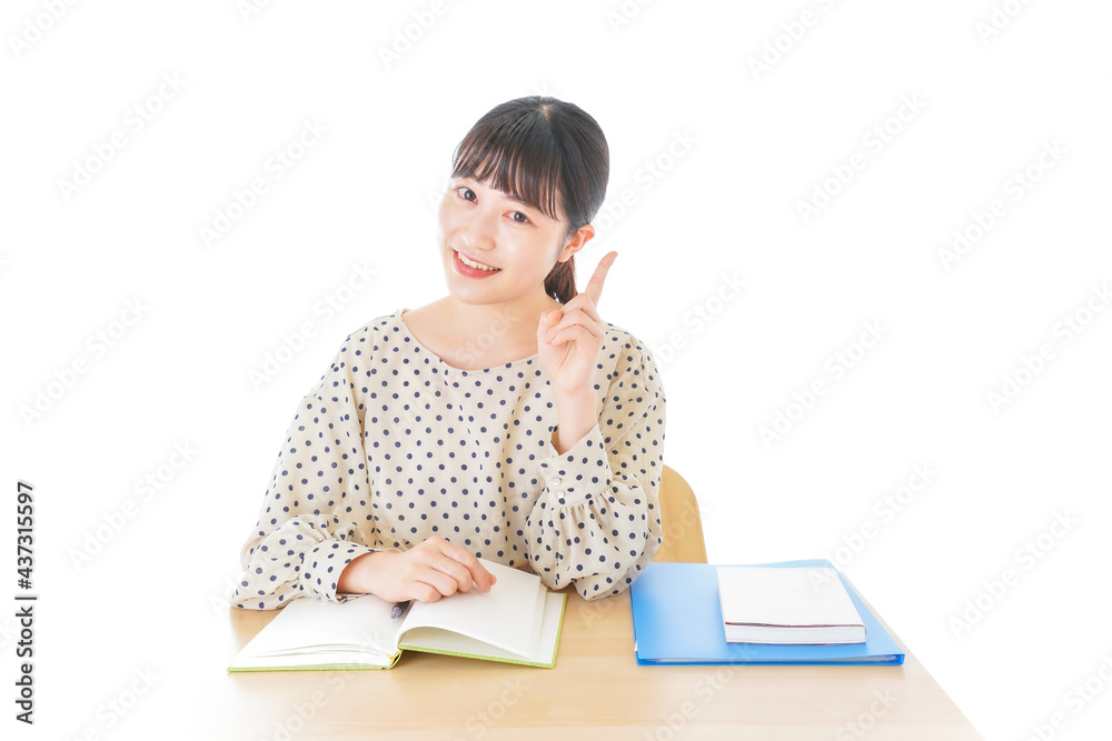 机で勉強をする若い女性