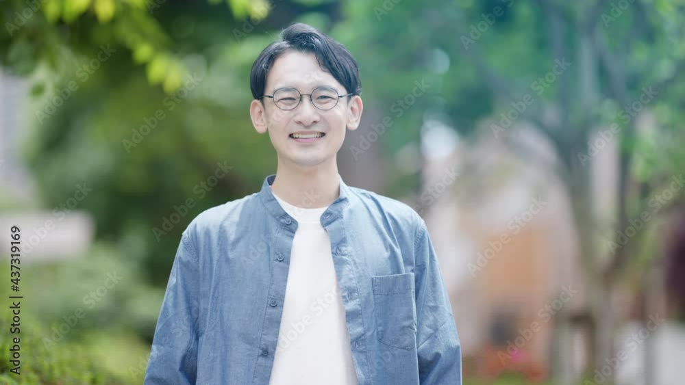 屋外で笑っている若い男性 屋外で笑っている若い男性