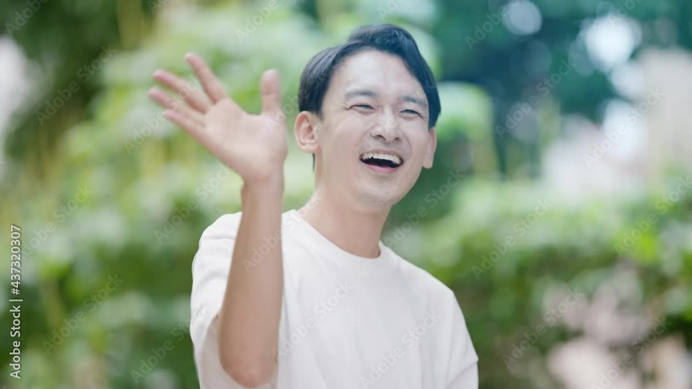 友人と待ち合わせをしている若い男性 友人と待ち合わせをしている若い男性