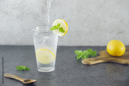 冷たいレモン水を作る