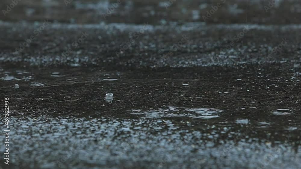 道路に降る雨 スロー 豪雨 イメージ 道路に降る雨 スロー 豪雨 イメージ