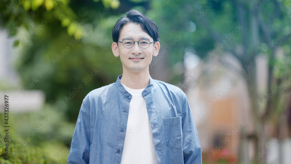屋外で笑っている若い男性