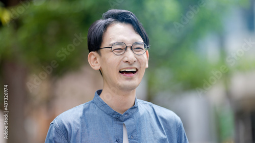 屋外で笑っている若い男性