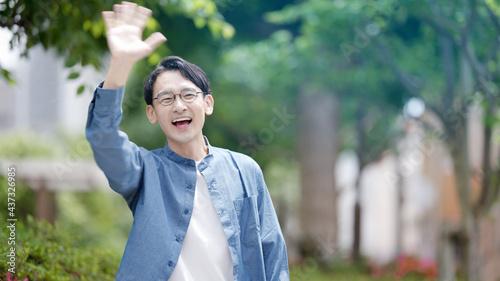 Photos 友人と待ち合わせをしている若い男性