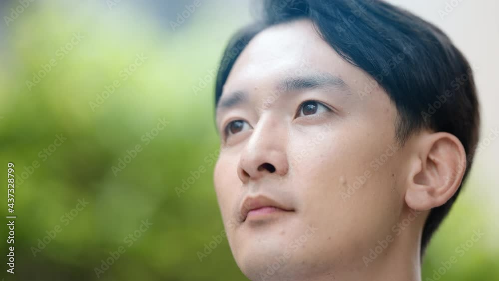 屋外で上を向くビジネスマン　イメージ