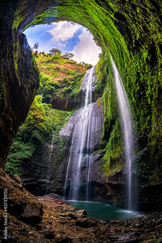 Fototapeta pionowa  wodospad-madakaripura-probolinggo-to-najwyzszy-wodospad-w-glebokim-lesie-we-wschodniej-jawie-w-indonezji