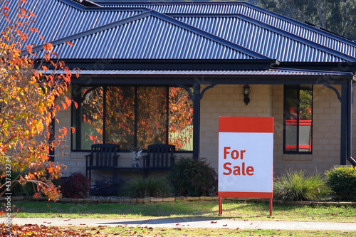 Fotografie For sale sign Australia generalised, with house in background