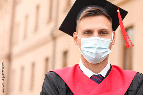 Male graduating student wea...