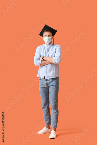 Male graduating student wea...