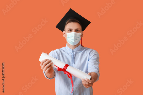 Male graduating student wea...