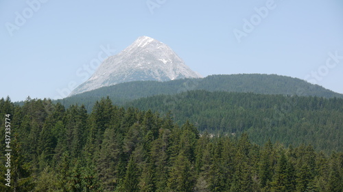 nature montagne  lac  et for  t verdoyante en Autriche