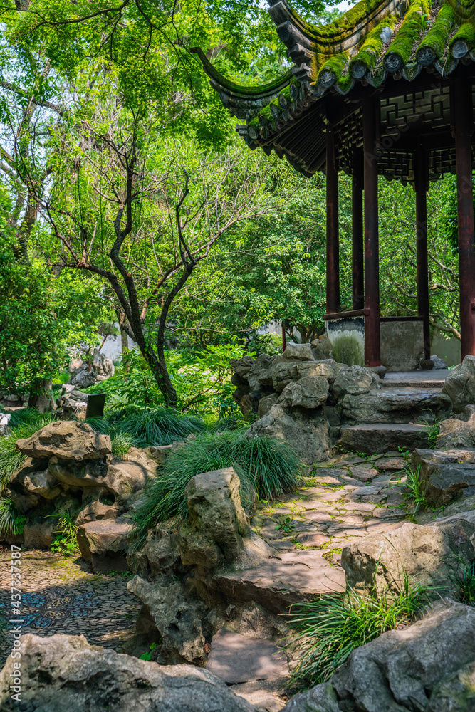Obraz premium Inside view of Liu Yuan, a traditional Chinese garden and UNESCO heritage site in Suzhou, China.