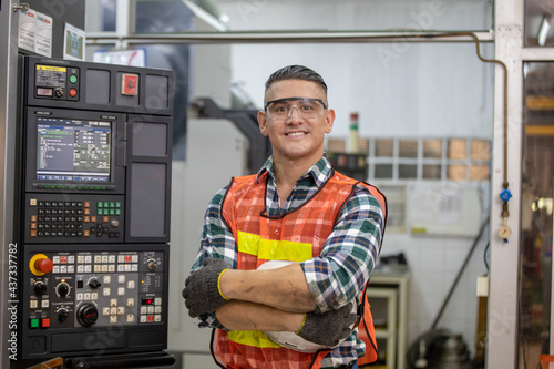 Obraz na plátne Portrait of male factory worker standing with arms crossed in drinks production