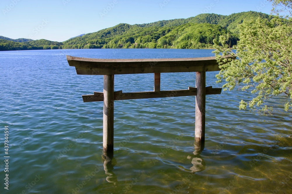 大山祇神社の鳥居・桧原湖（福島県・裏磐梯）