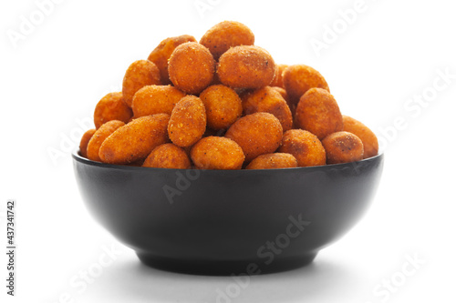 Billede på lærred Crunchy Peanut in a black Ceramic bowl, made with besan coated peanuts